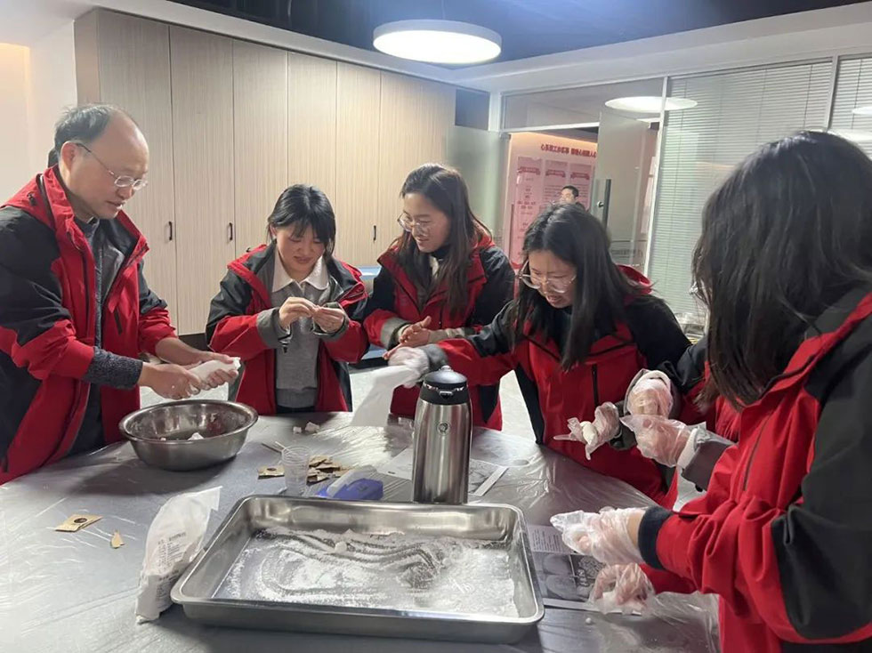 沖床工廠(chǎng)包湯圓